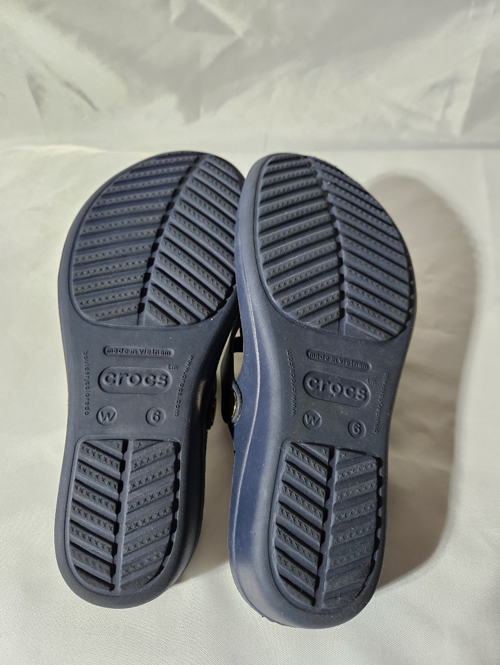 Crocs Womens Sanrah Circle Gold Medallion Thong Flip Flop Sandals. Navy Size 6 - Picture 5 of 6